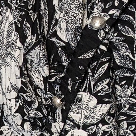 Women's CATO Est 1946, Black/White Floral, 3/4 Sleeve, Knit Tunic; Size 14/16W - Picture 2 of 6
